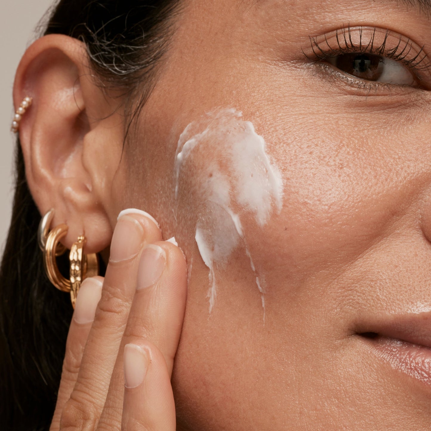 simple-skincare-cleanser-and-ceramide-moisturizer-duo-n7 INKEY_DTC_Bio-ActiveCeramide_Ppage_Model_02_dd0fc443-e441-4e82-ac65-ebe93c1b6365_1.jpg